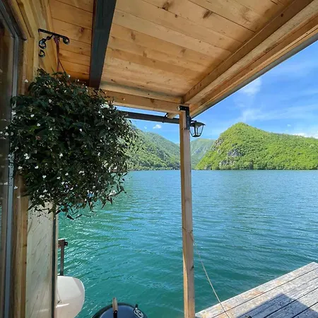 Splav Wake At The Apartamento *