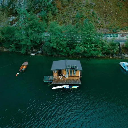 Apartman Splav Wake At The