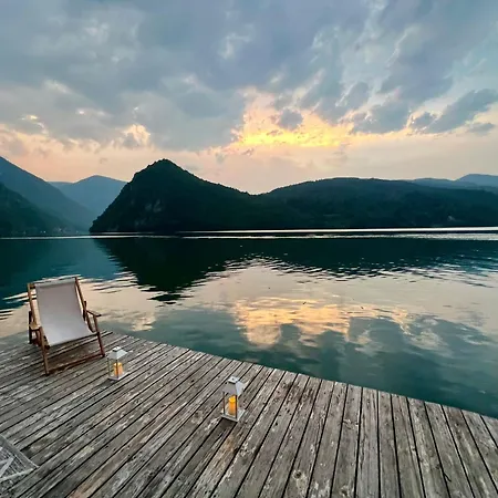 Apartman Splav Wake At The