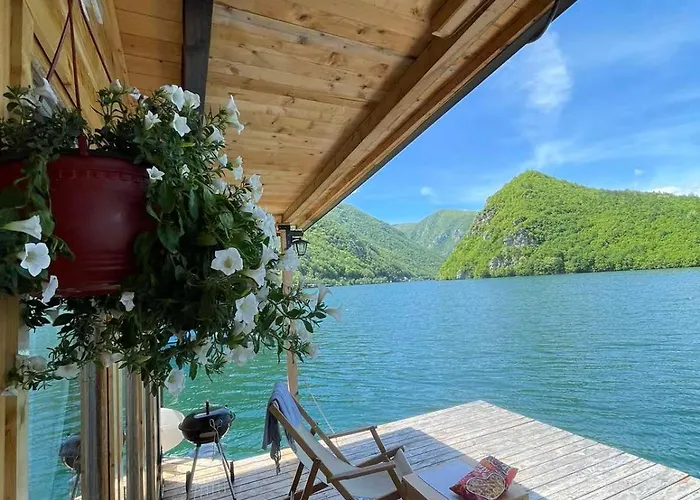 아파트 Splav Wake At The *